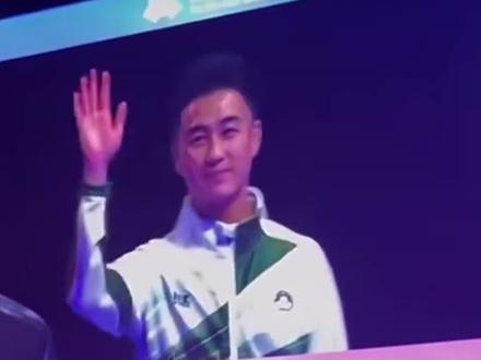 9月24日,何猷君以教练身份出现在亚运会王者荣耀赛场上,出场引来一阵喝彩 #杭州亚运会