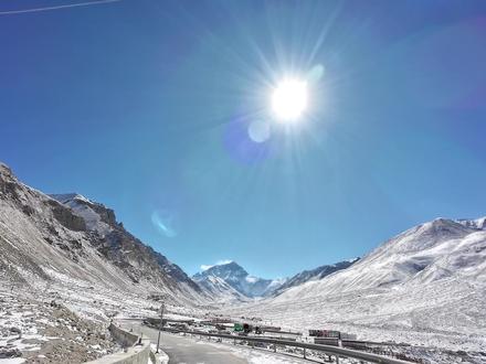 阿特带你体验在珠穆朗玛峰当警察的一天! 好奇让我来珠峰,好胜让我上珠峰!跟随#孝警阿特 一起探秘珠峰边境派出所的警察故事!从天梯之路到世界之巅,这不仅是一场极限挑战,更是守护与责任的诠释!1月10日10:00,锁定央视频《好样的!你》,和阿特一起感受珠峰的热血与荣耀!#好样的你 #致敬守护平安的你