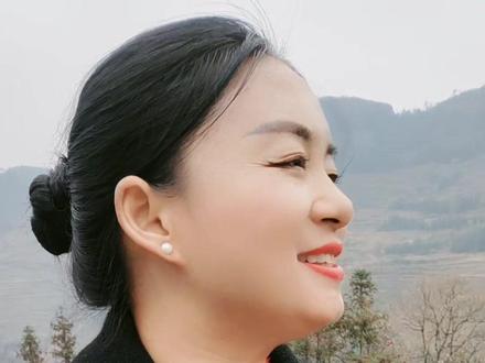 哥在高山放早牛 妹在后院梳早头
牛不抬头是吃草 妹不抬头是害羞