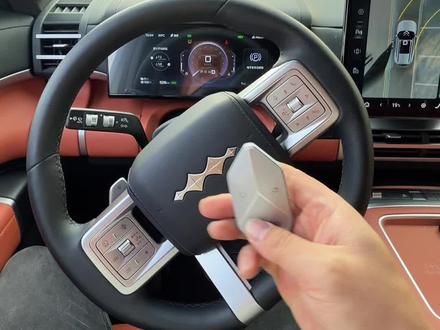 方程豹钛7下车自动提车这个功能,还挺实用!#方程豹钛7 #谜底魔毯 #爱越野爱生活