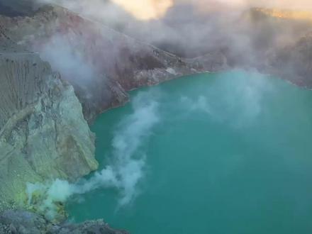 3分钟搞懂「火山湖」! 水与火之交融,自然奇观骤现! 这种美丽而震撼的景观究竟如何形成?#火山湖 #科普一下 #地质