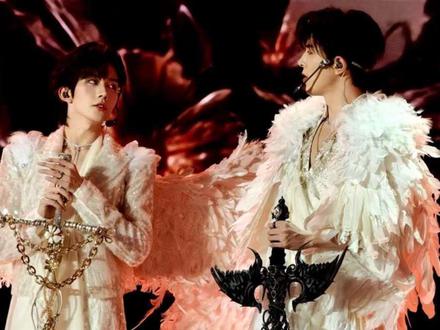 D4演唱会之国王与乞丐 神明下凡拯救芸芸众生!垂Y这个舞美,真的太顶了,让我忍不住一直的拍大屏!
也有刷到同担们的近景拍摄真的超级超级超级帅!
让我们沉浸式的欣赏吧,震撼的美!
#星邱编辑部