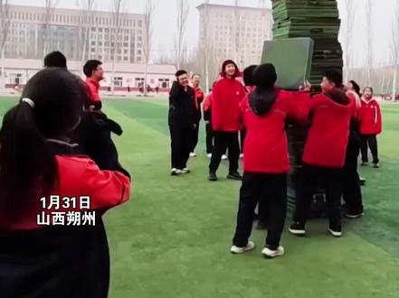“用一节快乐的体育课来结束这个学期吧”初中生操场上开启扔垫子叠叠乐挑战,网友:青春的感觉真好 简单的快乐最治愈