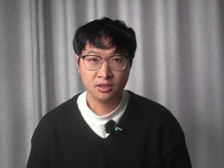 口碑崩塌,原因何在?一加13使用感受分享 一加13的使用感受,先说第一点吧,续航很差,短的只有六个多小时,长的有八个多小时。远逊于天玑9400机型的findX8和vivoX200mini,日常使用感受很明显,一加13撑不到两天,而后面这两台机可以撑两天了(一般使用)。但这个问题大概率不怪一加,主要原因是骁龙8E处理器,同样处理器的小米15我也遇到了一样的情况,甚至一加13和小米15的掉电节奏都是类似的。待机耗电量太高了,日常续航体验比较差。第二点是外观工艺,一加13有进步,也有退步,进步咱不提了,很多首发博主都讲得差不多了,我讲讲退步的点,显然是摄像头模组的做工,相比一加12用料和工艺的减配是很明显的,视频里面详说了。影像呢,差别很小,几乎可以认为是保持前代水准。因此一加13的推荐度变得很低了,售价相比一加12高很多,当前你用低一千多的预算买一加12,可以获得几乎相同的使用体验。#一加13 #安卓 #OPPO #vivo