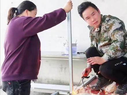 农村搞笑夫妻:烧电焊#看一遍笑一遍 #逗你一笑😅😅😅烦恼忘掉 #逗比夫妻日常 #搞笑视频 #搞笑段子
