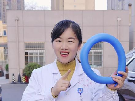 晕车怎么办? 一招缓解晕车!晕车的朋友可以试一下,很多人都有效。这个方法起作用的机制主要是让视觉信息和前庭信息输入一致。如果想从根本上缓解头晕,可以做一些降低前庭敏感度的运动,如荡秋千、坐旋转椅,练习我置顶的前庭康复操!#晕车 #晕车怎么办 #头晕 #医学科普