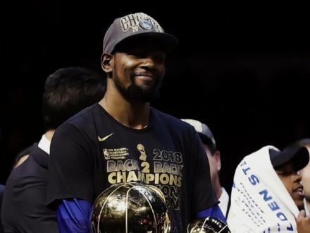 时间在敲门!杜兰特坦言身体已拉响警报,“摔在地上的感觉,和27岁时不一样了”#杜兰特