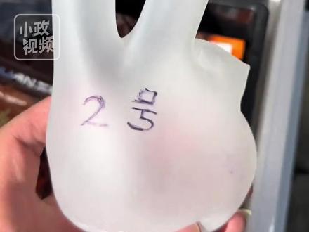 12月9日(发布),云南楚雄。钓鱼佬用橡胶手套做浮漂,手势十分有趣,“鱼咬钩了就OK”。关注👉@小政视频 #钓鱼 #钓鱼佬 #OK #手套 #抖音小助手 (来源@中国青年报)