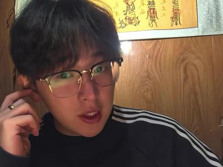 把手伸进油锅不怕烫,都是属于民间戏法,人人都可以做