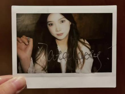 当我尝试用镜头签的方式拍拍立得我就会得到…
大家都可以尝试去拍!
但拍拍立得的角度真的蛮重要的,把握不好就容易闪光灯打脸上然后反出黑点或者全部遮闪光灯就会全黑,所以如果真见到自己的爱豆可以尝试让ta拿着笔拍完然后直接签拍立得上肯定不会有废片!还很有意义!
(下期是mini型号的教程版本,废片更多😭)
#拍立得 #拍照技巧 #镜头签