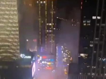 今晚有网友在#株洲 中心广场拍到了鸣警笛的消防车🚒