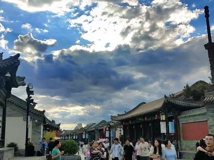 大同古城鼓楼东街——东南邑街区——念夏艺术中心游玩攻略:
开车导航搜索大同鼓楼,把车停到鼓楼东北角停车场(就在鼓楼旁边东北角,推荐下午稍微早点去,人少点好停车,晚上车多人更多)停好车出来从鼓楼东街出发向东开始步行,就开启你的打卡之路。各种好看的小店,打卡点,街区,民宿,博物馆等都会慢慢呈现在眼前。从东走到过了关帝庙广场,可以跟着路牌提示慢慢走,就到了东南邑艺术街区了(东南邑展览馆门票70元,里面7个场馆通票,想进入的可以买票进入。不想进入的路上其他的风景也特别好看)在按照路线从北边慢慢走,走到头出去,路口出就到了念夏艺术中心。(念夏艺术中心目前是免费的,门口扫码预约一下就能进入,到六七点左右就禁止入场了,可以提前在公众号查看一下时间)全逛完了,可以直接一直往南走走到底就到了东南邑夜城市公园夜市了,吃喝玩乐,尽在其中!!!
#大同古城游玩攻略#大同古城 #旅行推荐官