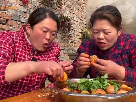 艳丽又想吃毛鸡蛋了,姐俩买了50个,吃完煮的吃煎的,满嘴流油