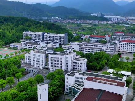 #临海有意思 #校园 #高考加油 #母校承载了多少回忆 #毕业季 老师,学校钟楼的表不准了!又到一年毕业季,高三学子们高考加油,临海有意思高考加油第二站:大田中学。