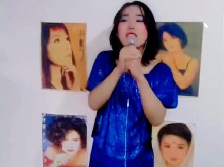 #唱歌 #萧丽珠 #真情 #70年代 #甜歌 有著“番茄姑娘”美譽的蕭孋珠來自台灣嘉義 是上個世紀七八十年代紅極一時的天后之一 1974年參加歌林唱片“歌林之星”歌詠選拔比賽憑藉《送君珠淚滴》和《郊道》兩首歌奪冠出道 同年被日本哥倫比亞唱片公司簽約並赴日錄製首支單曲《真情》這首歌榮獲日本白金唱片 同年回台灣發行同名國語版專輯 這首歌同年被黃鶯鶯翻唱過 後來又被@歌手千百惠 @高胜美 等後輩們翻唱過 她膾炙人口、耳熟能詳的作品不勝枚舉如《心願》《青色山脈》等等 在內地最受歡迎的作品毫無疑問是《一簾幽夢》96年由蕭薔、劉德凱、@陈德容 等主演的《一簾幽夢》還有07年由@秦岚 @张嘉倪 @保剑锋工作室 等人主演的《又見一簾幽夢》都是以這首歌為原型拍的 蕭孋珠也是84年繼鄧麗君、甄妮、鳳飛飛後第四位榮獲台灣最高榮譽的金鐘獎的女歌手 次年她將獎杯接力給了陳淑樺