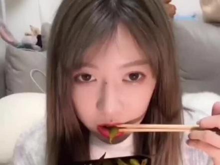 #张琼予 给迅猛龙送礼物,被粉丝抓包,反过来质问粉丝@DOU+小助手