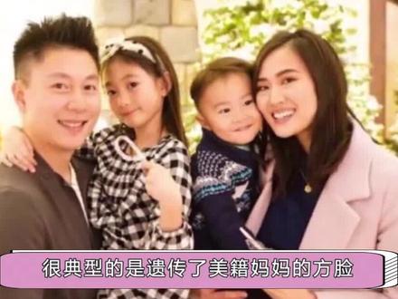 奥莉“开挂式”长大,五官长相神似妈妈的“高级脸”。