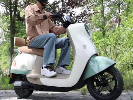 #热销产品推荐💯
复古圆润 浪漫感满分
❾大配色 直击色彩控
配置出众 对置缸碟刹
大可放心 空间不受限
▷#雅迪·冠能M30◁
@安徽基地#更高品质超长续航#重新定义两轮豪华旗舰#央视首发豪华座驾