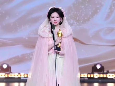 SK月度盛典颁奖典礼2026年2月,卡卡冠军发言完整版。卡卡连拿小抄都要小心翼翼的提前解释,生怕哪个细节出错。这次领奖穿上漂亮衣服啦#sk卡卡 #sk月度盛典