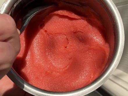 草莓芭乐雪葩101 这是一款吃了会瞳孔放大的雪葩,酸爽,上头,降暑!
芭乐,这个在广东地区常见的水果(江浙沪可能比较少见),搭配来自上海的小草莓,口味碰撞好有意思。
葩了用2%的盐发酵3个星期,带有微微的咸味同时,还带来了乳酸的香味。
最后与水,冰糖,柠檬汁等神奇魔法香料混合。
在太阳的作用下,美味的冰淇淋就能诞生了!
最后这个食谱里面加入了葡糖糖粉,作用是让雪葩能有柔软的质地,抗结晶效果也很明显,
但是不能加太多,整个配方超过4%的话,冰淇淋可能就无法凝固啦!
最后用草莓101祝福大家周五愉快~
————————————————
此视频的BGM我用了Ziggy Alberts的《CAMPFIRE》
活波,明朗,春风得意的调子,再好不过!希望大家喜欢
#冰淇淋 #雪葩 #可乐没气了