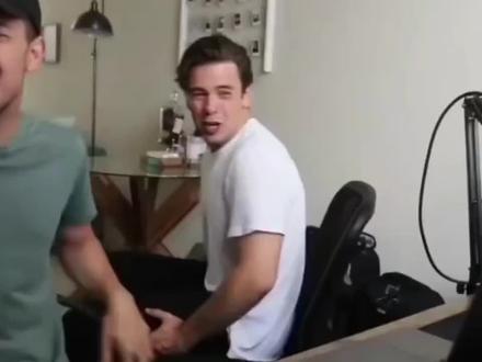 火爆全网都表情包原来是这样的。