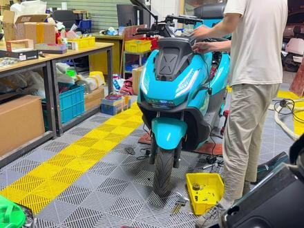 小伙马上骑电动车旅行江浙沪,看他打造他的电动车! 小波的电动摩托车知识分享#维修电动车 #evogt摩旅 #电动摩托车