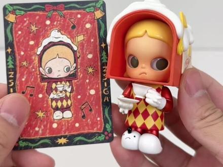 保姆级手感💯谁还没有Zsiga可动小熊项链!
Zsiga收礼物的冬天系列
手感码住‼️拿捏心愿款‼️
✨️98.4g 姜饼小熊
断层最轻,六面撞盒
有很强的一体感
前后、左右都是柱状撞盒
✨️114.9g 一棵小杉树
整体很满,前后摇不动
上下非常轻微的打盒
左右柱状轻微打盒
✨️139.2g 最后时刻
最重的一款,上下轻微打盒
前后在上半部打盒
左右柱状撞盒
✨️134.2g 运送礼物
上下左右只能听到卡片声
前后在下部轻微打盒
✨️133.5g 滚动的冬天
前后在上半部撞盒明显
左右打盒,上下撞盒
✨️125.6g 帽子下的礼物
左右超轻微打盒,能听到卡片声
前后摇不动,只有干燥剂的声音
上下打盒比较明显
✨️118.2g 温暖的火焰
前后上下超轻微打盒
左右只能听到卡片的声音
✨️113.9g 音乐家
左右柱状打盒
前后上下轻微打盒
✨️109.3g 等待来信
前后左右柱状撞盒
上下轻微打盒
三款手感比较接近
✨️111.3g 蓝色夜晚
前后摇不动
左右上部轻微打盒
上下摇不动
✨️105.1g 准备就绪
左右上部撞盒
前后轻微打盒上下
上下基本摇不动
✨️100.6g 盛装出席
左右前后撞盒
上下打盒
#我的盲盒分享 #盲盒手感分享 #Zsiga #大人也要玩玩具 #泡泡玛特