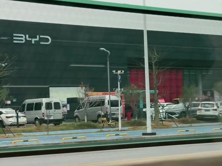 比亚迪兆瓦闪充,比别人牛在哪? #汽车 #比亚迪 #兆瓦闪充 #充电桩