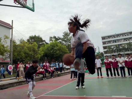 广西一所学校的校内篮球场上,女生用一技“神龙摆尾”燃爆全场(剪辑:陶玥 来源:@小黄Calm )#学生#篮球 #校园