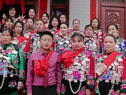 #航拍婚礼 来回1400公里去接亲,真的是跋山涉水,新郎真有心,贵州省兴义市小伙娶.松桃县苗族姑娘,你见过拜堂仪式延迟两个月再进行的吗?这边的婚礼习俗第一次见,结婚用了4天,最后大家都给送亲的人挂钱。#婚礼现场 #航拍最美家乡 #贵州 #婚礼跟拍 #抖音小助手