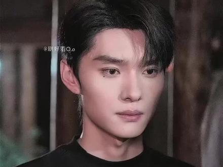 #越过灰烬拥抱你 #越过灰烬拥抱你后续 #短剧 #热门短剧推荐 #我在抖音追剧 越过灰烬拥抱你 60集 王译磊 朱小雪 18岁的姜雾,因父亲欠债失踪,每日活在追债的阴影中。直到那个夏天,她遇见了江焰——一个沉默寡言、身上总带着伤的男人。他收留了她,保护她,却也始终与她保持距离。姜雾不知道,江焰的真实身份是卧底警察陆骁,他隐姓埋名潜入边城黑帮,只为执行一场危险的任务。两个孤独的灵魂在同一屋檐下悄然靠近,她却始终看不透他眼中的迷雾。直到任务关键阶段,他不告而别,只留下一封信和一笔钱,让她“忘了我”。四年后,她已成为北城电视台的记者,而他因伤退役,隐于市井,开了一家名为“念雾”的民宿。 命运让他们再度相遇——她拿着采访名单找上门,他站在她面前,平静地说:“我是陆骁。”曾经的江焰,如今的陆骁,始终是她生命中无法抹去的一笔。她恨过他,找过他,也试图忘记他。可当他真实地站在她面前,她才发现:那些年他所有的隐瞒与推开,都是另一种形式的守护。