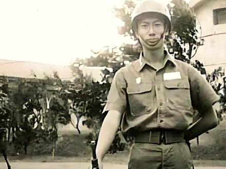 富士康郭台铭 富士康创始人郭台铭出生于1950年的宝岛,其祖籍山西泽州。郭台铭1968年曾在金门服役,曾感受过炮弹的威力。退役后的他一步步在商界打拼,创设了享誉世界的富士康品牌,并成为宝岛首富。#历史人物 #历史影像