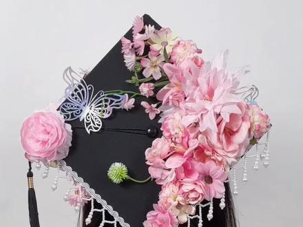 🌸毕业C位!超仙簪花学士帽教程来啦~附材料~ 毕业季来袭,分享一款绝美出片的《花间逐梦》簪花学士帽教程~
步骤超详细,用到的材料都放在视频最后啦!
祝即将毕业的宝子们,都能定格人生最美毕业照,
愿各位宝宝奔赴满心热爱,前路漫漫,未来一路生花✨#手工 #学士帽 #簪花学士帽 #毕业季 #diy