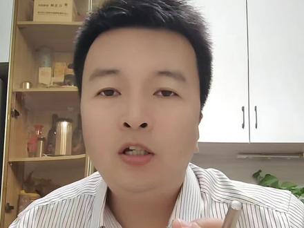 人性最残酷的地方就在于,我们亲手将人捧上神坛,又不允许她有半分瑕疵。一旦跌落,便会被摔得粉身碎骨,再被肆意践踏。这个时代根本不需要神,真正该醒悟的,是极端盲从的人心。#相宜#陈厂长说真话#理性与思考