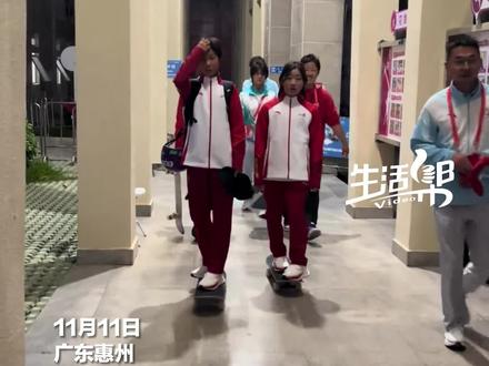 11月11日,山东“小孩姐”#崔宸曦 ,获得十五运会滑板女子街式冠军。赛后踩滑板领奖,活力十足,抱着弟弟妹妹更是力量感满满。2023年,年仅13岁的崔宸曦就夺得杭州亚运会滑板女子街式金牌。