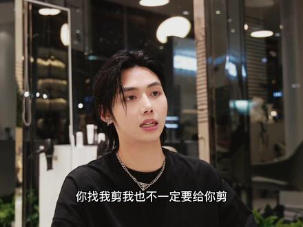 据说重庆有个很霸道的理发师@刘海王子🤴🤴🤴 不准客户有自己的想法,必须听他的、你怎么看?