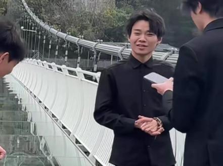 少年莫嫌出身穷,只因栏杆电蛟龙!#刘梓逸 #妮蔻 #抖音推广