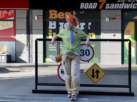 尼克狐尼克,你被捕了。本来是准备拍尼克狐尼克和兔子双人的,然后兔子警官的cos临时有事,就只能拍单人了
拍摄地:长沙云上公馆
器材:佳能eos r52+rf28-70 f2.8
#我在出片前线 #疯狂动物城 #尼克狐尼克