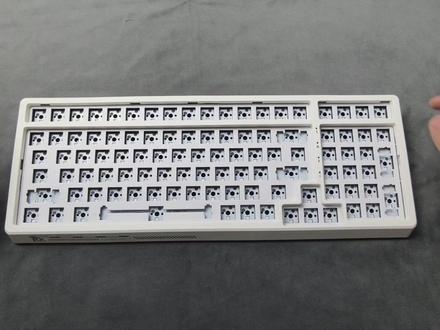rkg98拆解安装教程加装键盘工坊声音包效果展示 顶配7件套
井上poron全套
夹心棉:日本井上poron le20 厚度3.5
轴座棉:日本井上poron le20 厚度2
轴下垫: 8倍发泡ixpe 厚度0.5(精密开孔)
声优垫: pet材质不开灯孔
封包膜: 轴座背膜双面带胶(用于固定轴座棉)+封包背膜(封闭)
轴上垫: 整张0.5mm厚度
安装方法及顺序:
1用螺丝刀拆解外壳取下原装填充
2从上到下的顺序为:定位板-夹心棉-轴下垫-声优垫-电路板-轴座背膜(双面带胶先贴在电路板上)-轴座棉-整张背膜(完成封包)-底棉-底壳
注意事项
1轴下垫和声优垫无胶用轴体压住就行,可以装好轴体反过来装
2轴座背膜是双面带胶用于固定轴座棉,别贴反了哦
3封包背膜贴在轴座棉后面用于封包
4顶配7件套主要优化了材质和孔位,虽然7样但是都能装进去
#键盘 #客制化键盘 #rkg98 #安装教程