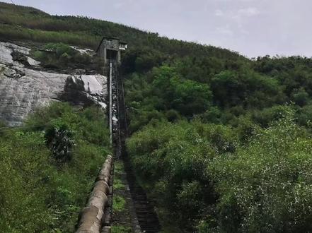 大致线路为:水电站云梯-翠鹫峰-祝融峰-会仙桥-北山朝圣古道(曾国藩古道)。
全程线路约10.5km,累计爬升约1145m,强度适中,上下台阶有一些费腿。#登上山顶看美景