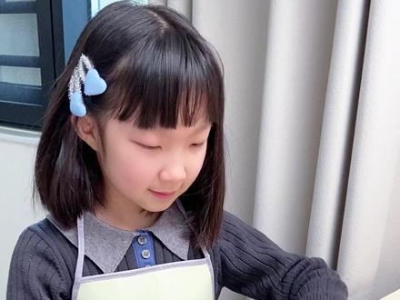 当在路边遇到个卖霉豆腐的小学生!!😝 海绵+棉花制作的毛豆腐,你想来一份吗??
#拌霉豆腐 #霉豆腐手工 #小学生日常 #过家家 #家有女儿