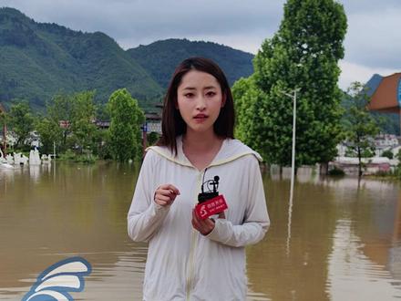贵州贵定遭遇特大暴雨,《 百姓关注》记者直击现场。#直击第一线