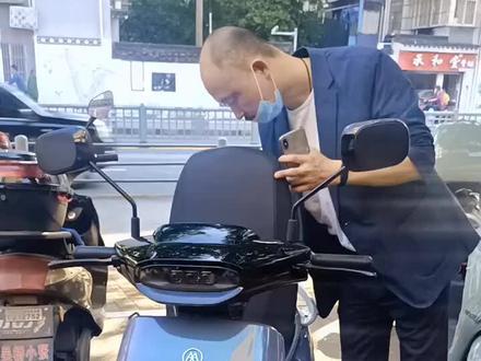 爱玛米格303,智能车,手机控制,NFC刷卡,百公里不充电,大座桶……优点实在太多了。可惜是个电轻摩,无锡不上牌,只能开到2024年#爱玛引擎芯动力 #同城热点 #热门推荐 #总有一款适合你 #@抖音小助手 #爱玛电动车