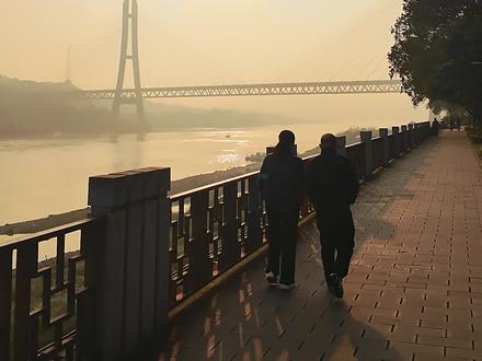 一副长联,以1612字的篇幅,尽抒家国情怀,气贯长虹;一副奇联,用八个重复的字,设下千年字谜,玄机无穷。这一“长”一“奇”,就是江津递给世界的两张独一无二的文化名片……#重庆江津#天下第一#楹联文化#钟云舫#四面山