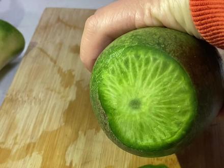 #沙窝萝卜 @DOU+上热门 切开雪花心❄️萝卜自然生长纹路,非常漂亮,越是这样的萝卜越甜(微甜)