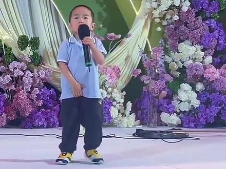 #谁家帅小伙 4岁小孩哥勇闯婚礼,自信开麦嗨翻全场,台风拿捏的杠杠滴,小小年纪就有这唱功可不得了!#婚礼现场 #小男孩唱歌
