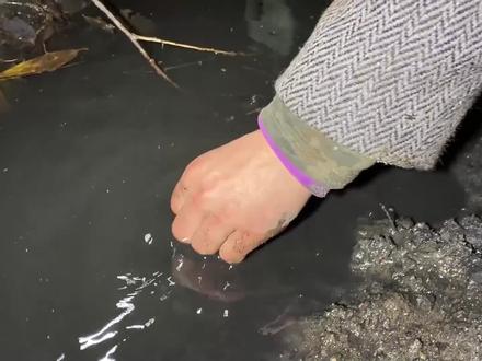 在下水道里淘金,没想到捡到神奇药水,直接起飞 #真实户外 #户外探险 #窘迫哥 #探险 #户外