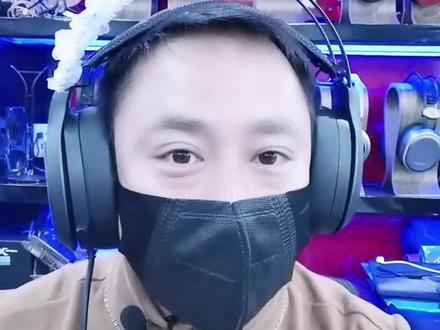 一起吃鸡,可能你喊破喉咙,队友也说听不清你在说什么,很大原因是因为你耳机麦克风没有降噪,队友听到的都是一团浆糊的噪音#游戏外设 #游戏耳机头戴式 #保哥数码 #游戏耳机