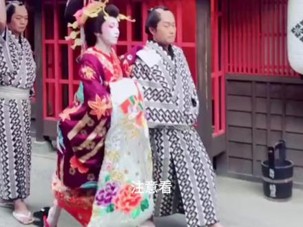 最让人百思不解的是,花魁每次出行怀里都紧抱着一床鸳鸯被 #纪录片