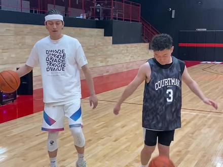 “华尔兹”也太难了哈哈,还是一帆厉害。晚上8点请大家关注抖音体育我的百分大战首秀#篮球需要沉淀@陈一帆👑 #抖音百分大战,#陈一帆vs刘帅良百分大战,